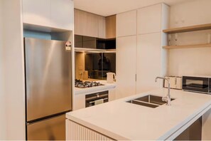 Microwave, oven, stovetop, dishwasher - The Marquee Suite in Queens Wharf BNE w/carpark (Brisbane City)