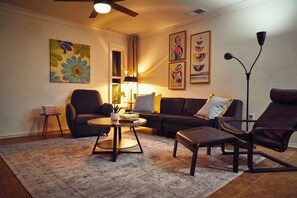Smart-TV, Tischfußball, Tischtennisplatte, Bücher