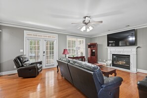 Smart TV - Delightful 5-bedroom house in charming McDonough perfect for families (McDonough)