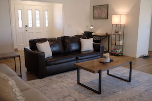 Smart TV, books - Comfortable Home Near CoxHealth & MSU - Fenced Yard (Springfield)