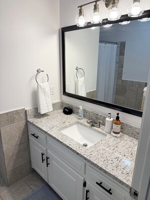 تجهيزات دش، مجففات شعر، مناشف، صابون