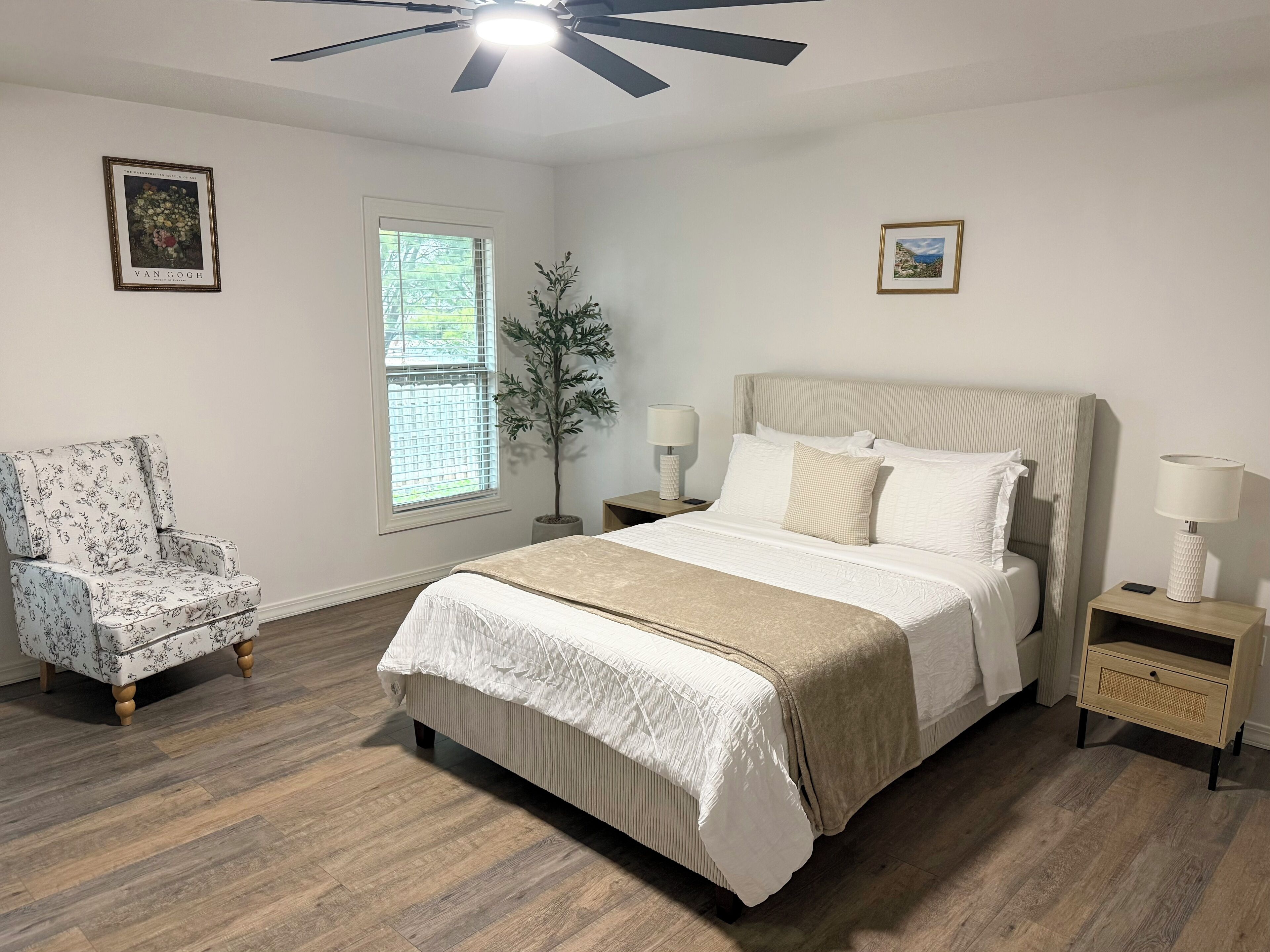 3 quartos, escrivaninha, ferros/tábuas de passar roupa, berço de viagem