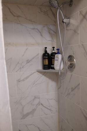 Douche, séchoir à cheveux, serviettes fournies, savon
