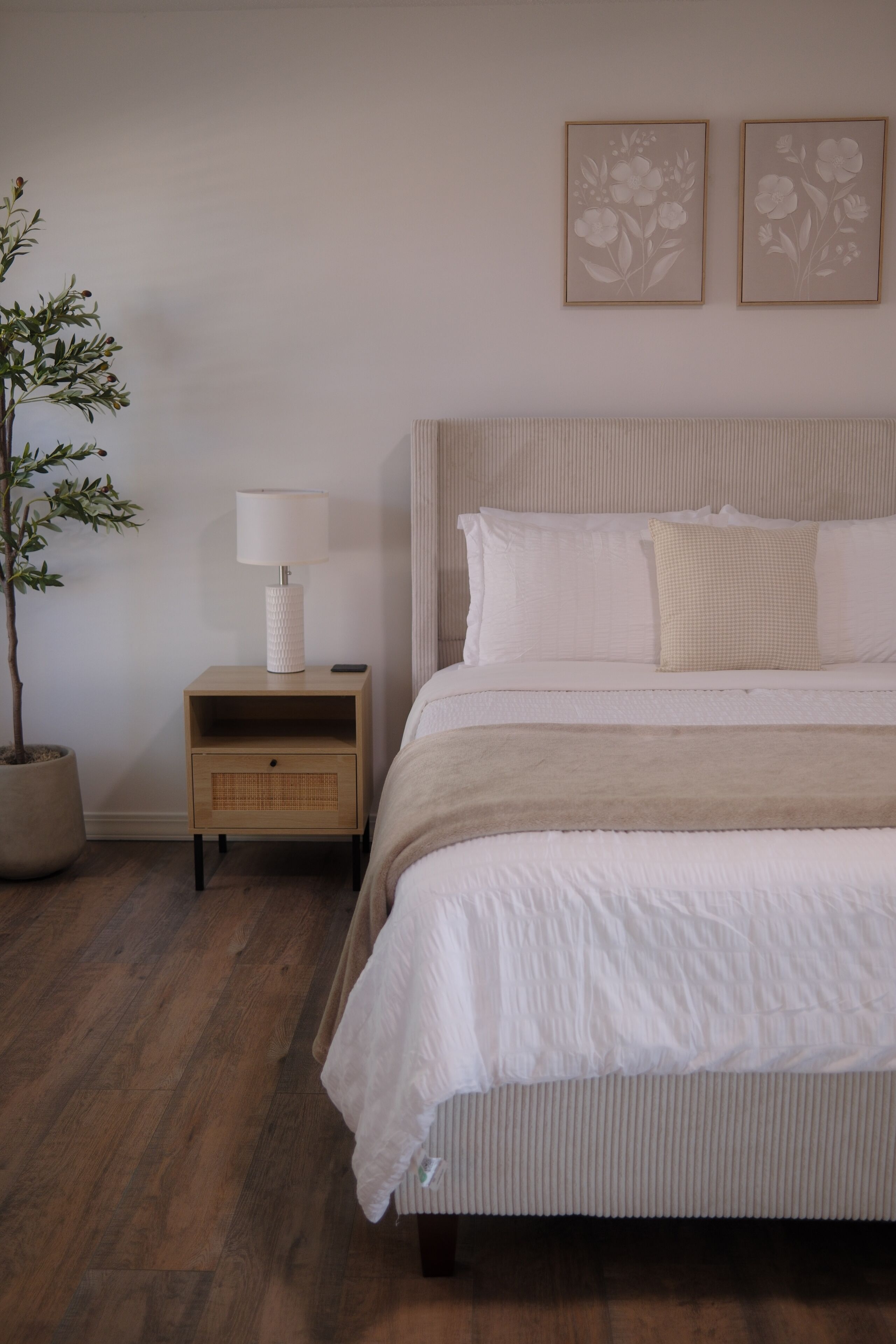 3 habitaciones, escritorio y tabla de planchar con plancha 