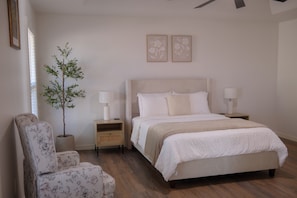 3 habitaciones, escritorio y tabla de planchar con plancha 