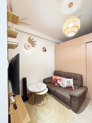 Living area - Cozy 1-bedroom apartment in perfect Quezon City with AC (Quezon City)