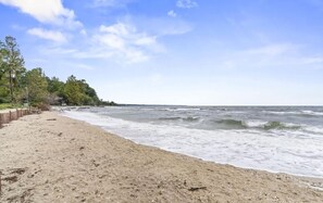 On the beach - Coastal retreat with direct beach access and sweeping Chesapeake Bay water views (Saint Leonard)