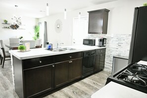 Micro-ondes, four, plaque de cuisson, lave-vaisselle