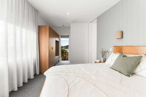 5 bedrooms, bed sheets - Little Bich Retreats - Entire Compound (Glamorgan-Spring Bay)