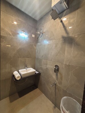 Habitació doble Deluxe | Bany | Dutxa, tovalloles, sabó i xampú 