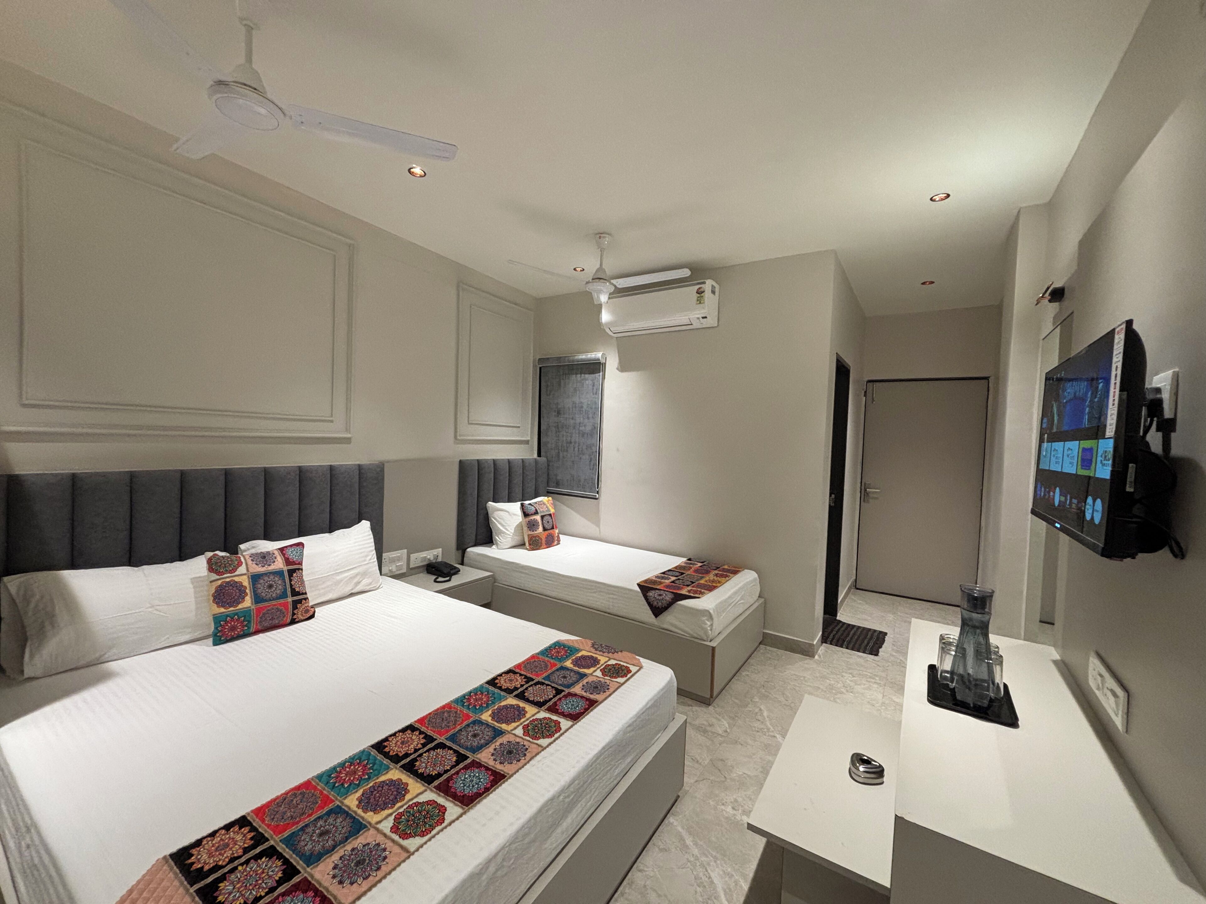 Habitació quàdruple clàssica, vistes a la ciutat | Espai de treball apte per a portàtils i wifi gratuïta 