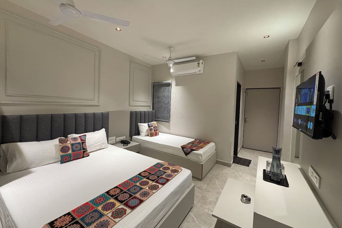 Habitació quàdruple clàssica, vistes a la ciutat | Espai de treball apte per a portàtils i wifi gratuïta