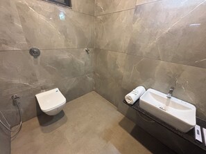 Kamar Double Deluks | Kamar mandi | Shower, handuk, sabun, dan sampo