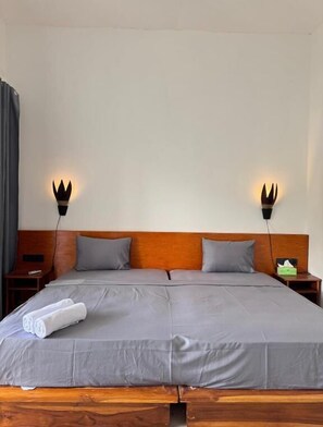 Desk, laptop workspace, free WiFi - Turtle House 2 Lombok (Kuta)