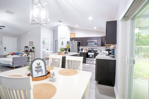 Dining - Horse Country Getaway –3BR 2 bath Home Near WEC, HITS & Rainbow Springs & Fast (Ocala)