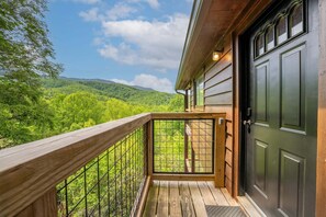 Property grounds - Escape to Naughty by Nature in Gatlinburg: a cozy cabin for two with stunning mountain views. (Gatlinburg)