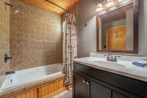 Shower, towels - Escape to Naughty by Nature in Gatlinburg: a cozy cabin for two with stunning mountain views. (Gatlinburg)