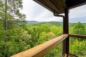 Property grounds - Escape to Naughty by Nature in Gatlinburg: a cozy cabin for two with stunning mountain views. (Gatlinburg)