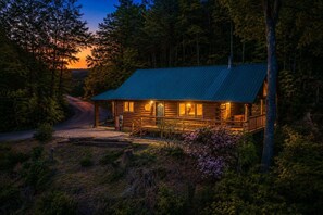 Exterior - Charming Gatlinburg cabin for two with stunning mountain views. (Gatlinburg)