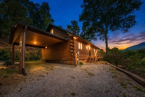 Exterior - Charming Gatlinburg cabin for two with stunning mountain views. (Gatlinburg)