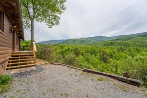 Property grounds - Charming Gatlinburg cabin for two with stunning mountain views. (Gatlinburg)