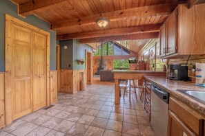 Fridge, microwave, oven, stovetop - Charming Gatlinburg cabin for two with stunning mountain views. (Gatlinburg)