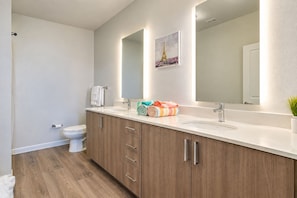Bathroom - Inviting 2 BR • Near IMG Academy • Pool  (Bradenton)