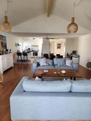 TV, computer monitors - Canal condo in Mooloolaba (Sunshine Coast)