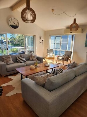 TV, computer monitors - Canal condo in Mooloolaba (Sunshine Coast)