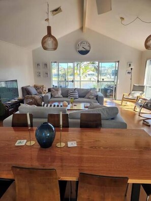 TV, computer monitors - Canal condo in Mooloolaba (Sunshine Coast)
