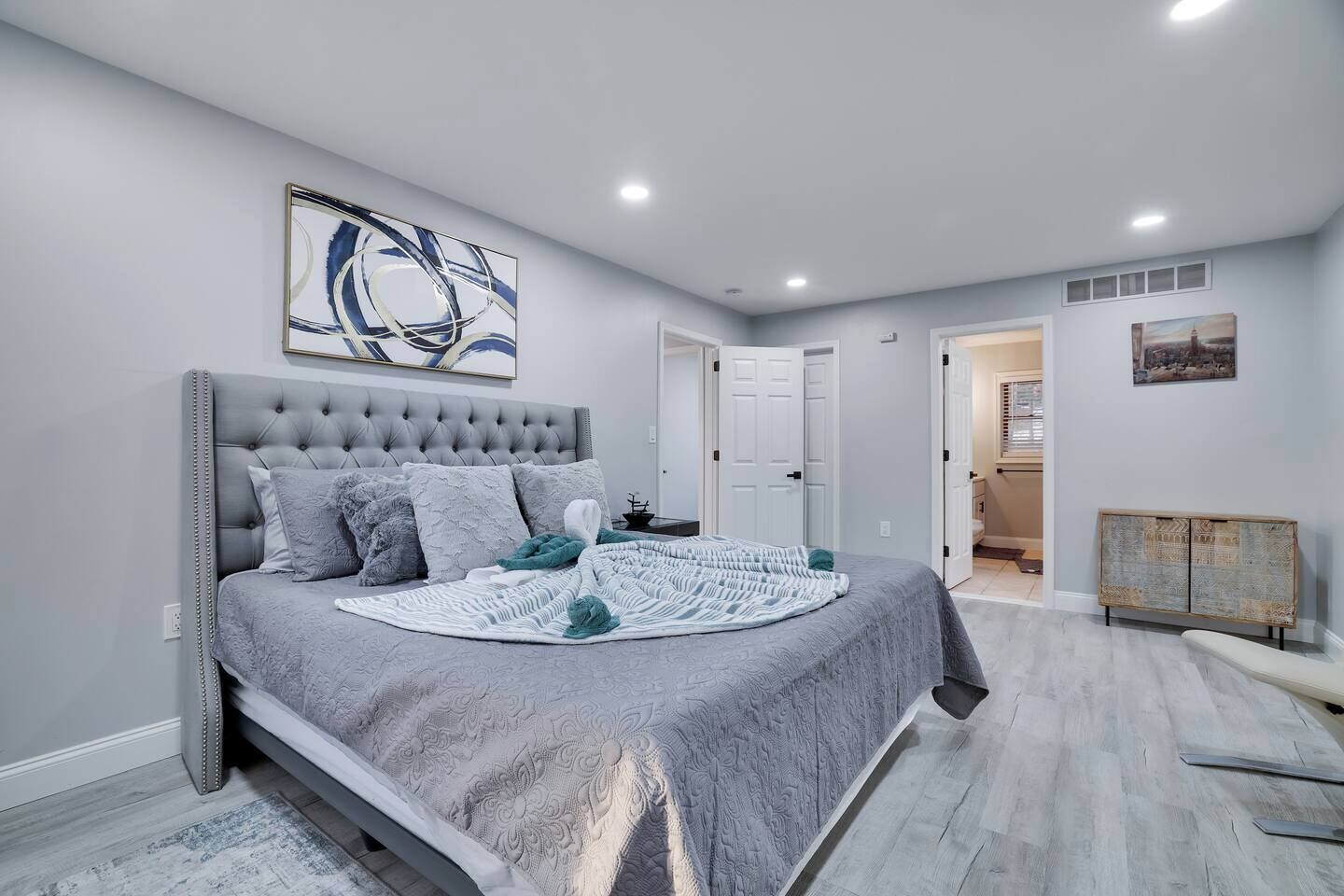 4 bedrooms, iron/ironing board, WiFi, bed sheets