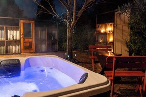 Terrace/patio - Buttercup Oasis: Rustic Cabin Hot Tub & Firepit (Leura)