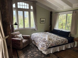 WiFi, bed sheets - Leura Haven Homestead: Rustic Mountain Cottage (Leura)