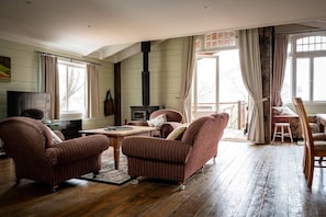 TV, fireplace - Leura Haven Homestead: Rustic Mountain Cottage (Leura)