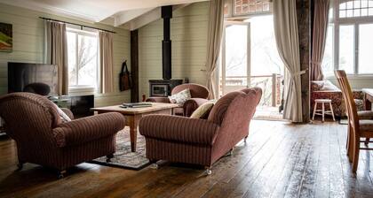 Leura Haven Homestead: Rustic Mountain Cottage