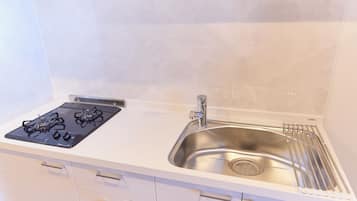 Køleskab, mikrobølgeovn, kogeplade, elkedel