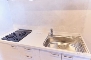 Réfrigérateur, micro-ondes, plaque de cuisson, bouilloire électrique