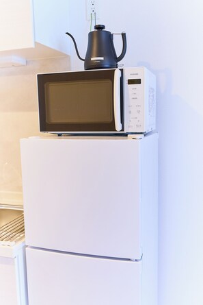 Réfrigérateur, micro-ondes, plaque de cuisson