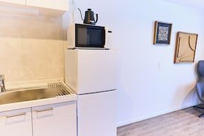 電冰箱、微波爐、爐台、電熱水壺