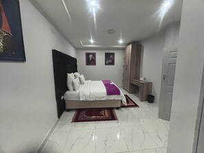 1 dormitorio, tabla de planchar con plancha, wifi y ropa de cama