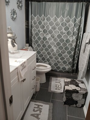 Shower, towels, soap, toilet paper - New Listing with lake view, great outdoor space and special rates for 2025 (Temple)