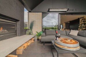 Terrace/patio - Stylish Home w- Private Spa, Indoor & Outdoor Fire (Prebbleton)