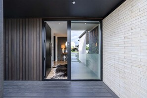 Ein modernes Interieur mit einer Schiebeglastür, die auf einen Balkon führt.