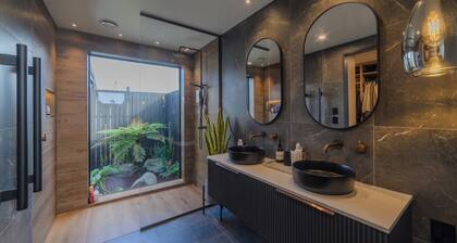 Stylish Home w- Private Spa, Indoor & Outdoor Fire