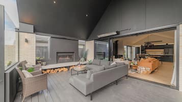 TV, fireplace