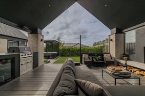 Terrace/patio - Stylish Home w- Private Spa, Indoor & Outdoor Fire (Prebbleton)