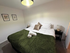 2 bedrooms, iron/ironing board, WiFi, bed sheets - 2 Bed House - Sleeps 4 - Parking - Wifi (Stafford)