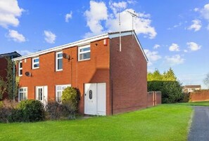 Unclassified image, 5 of 26, button - 2 Bed House - Sleeps 4 - Parking - Wifi (Stafford)