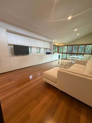TV - 1 Bedroom- Beach Retreat,Near Golf Course Yaroomba (Sunshine Coast)