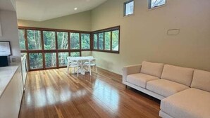 TV - 1 Bedroom- Beach Retreat,Near Golf Course Yaroomba (Sunshine Coast)